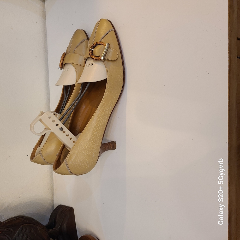 Salvatore Ferragamo Women's Tan and White Heels - Picture 4 of 7